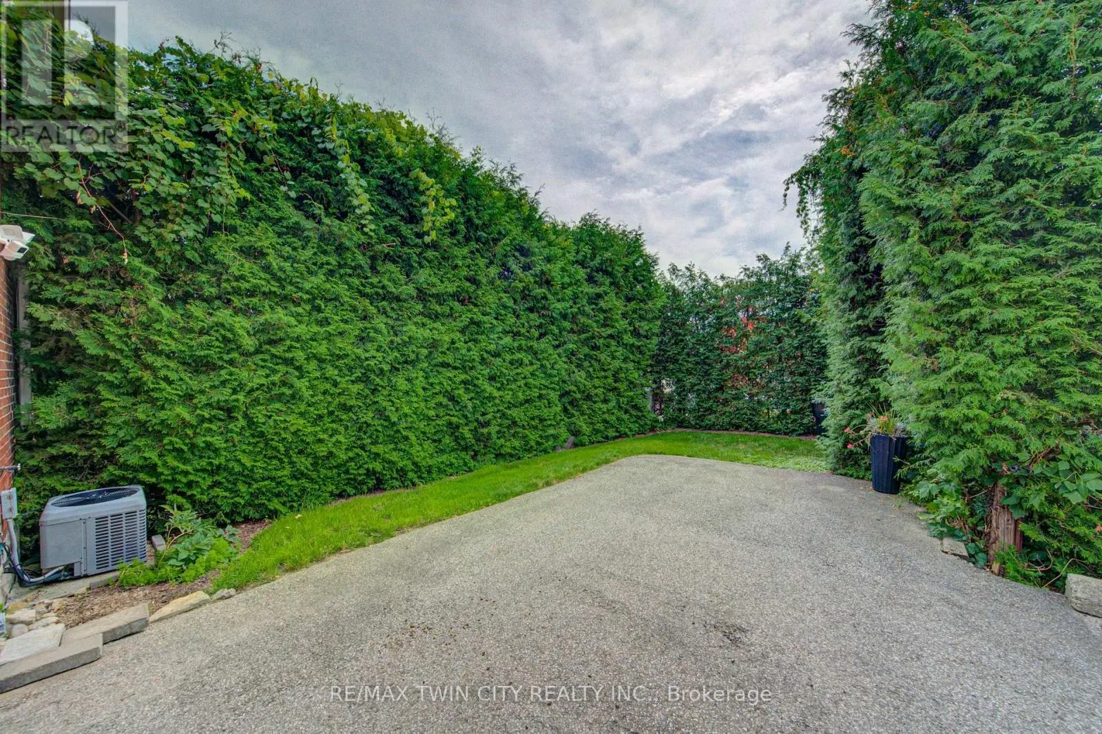 9 SALISBURY AVENUE