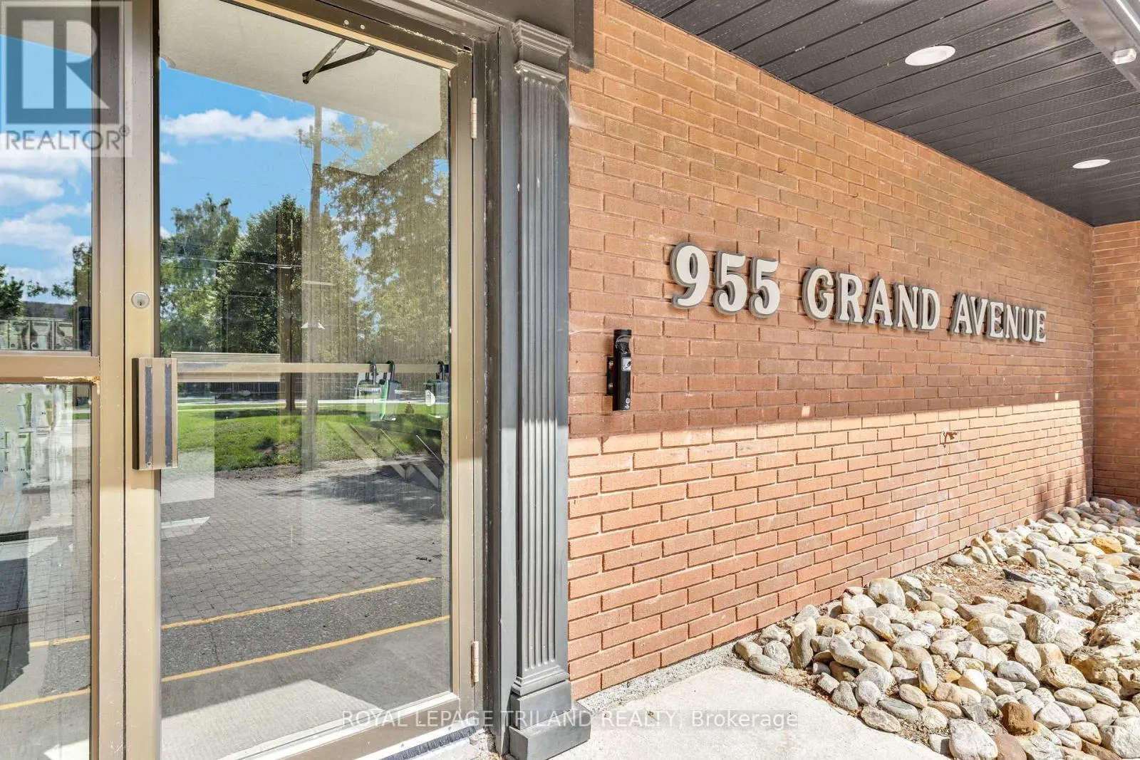306 - 955 GRAND AVENUE W #306