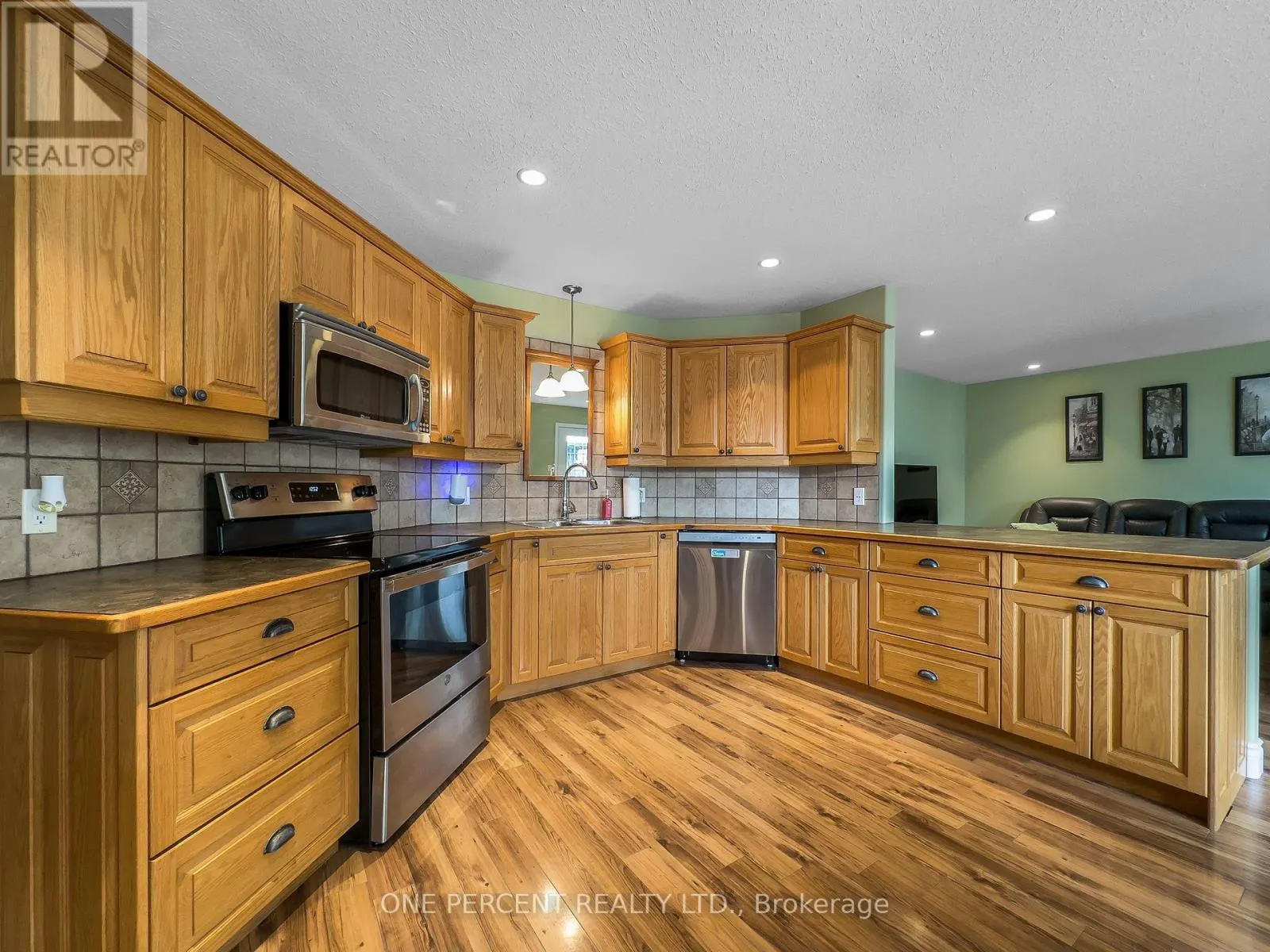 4 JASON CRESCENT