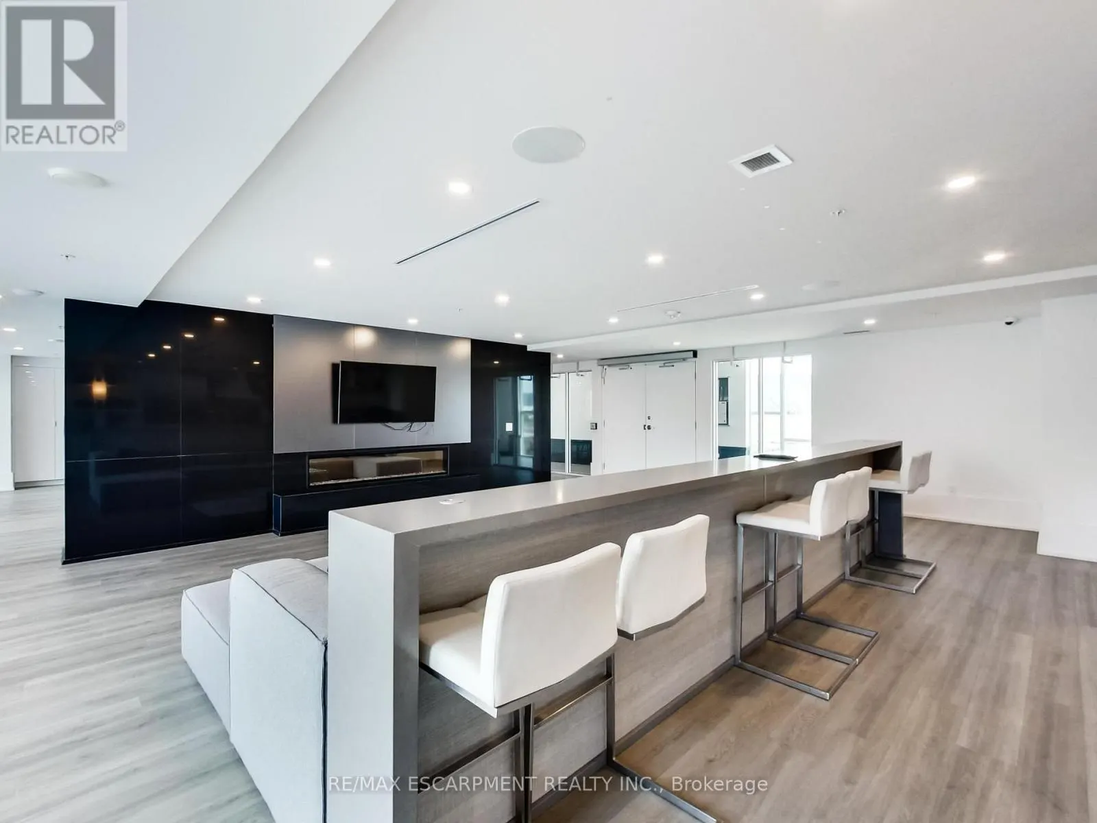 318 - 16 CONCORD PLACE