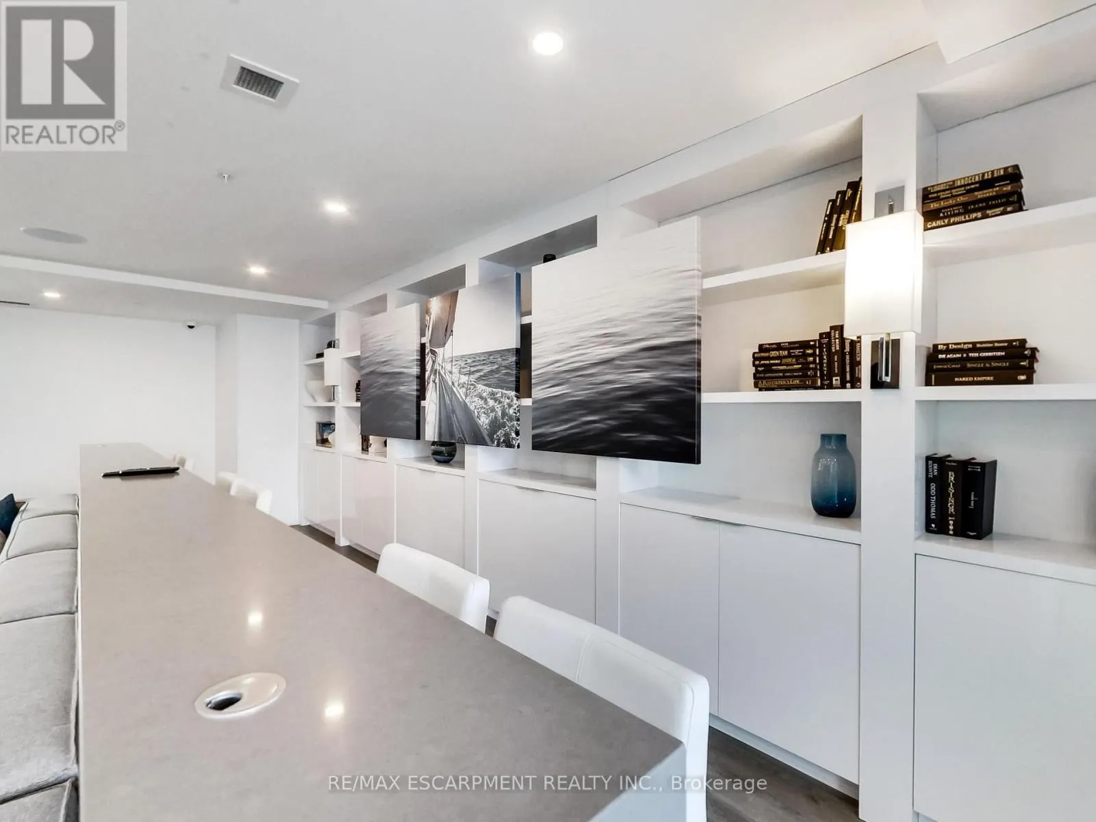318 - 16 CONCORD PLACE