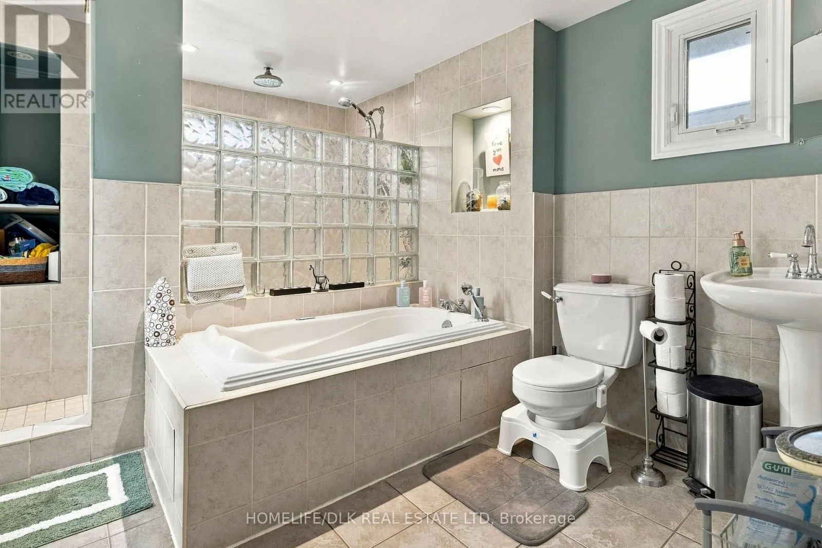 172 PEARL STREET W