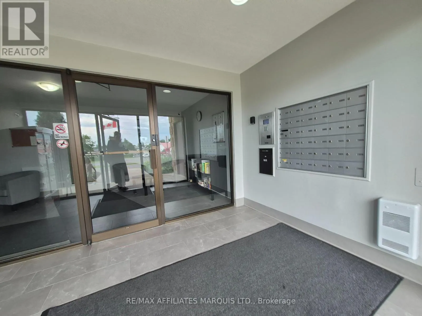302 - 220 KENYON STREET W