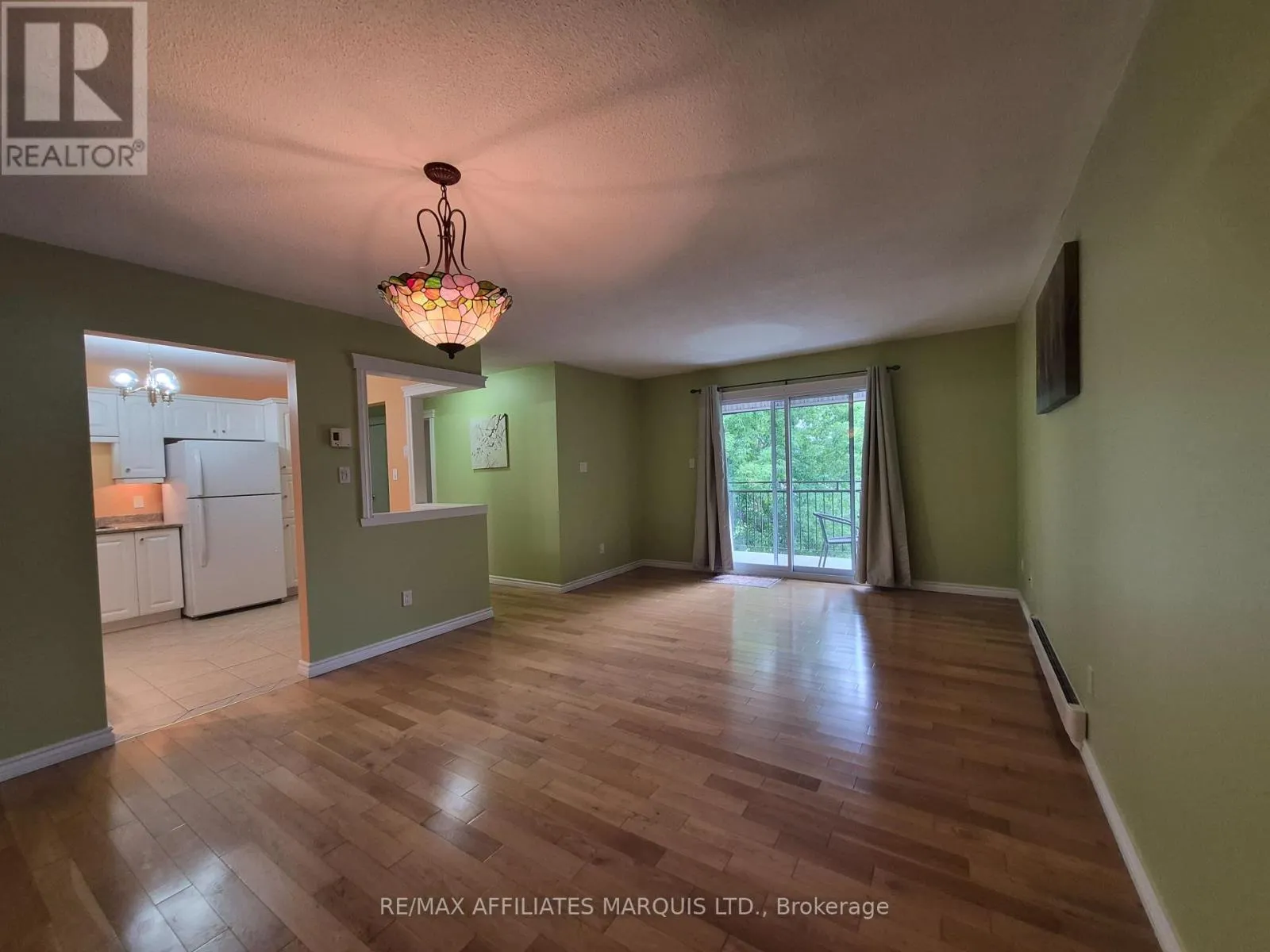 302 - 220 KENYON STREET W