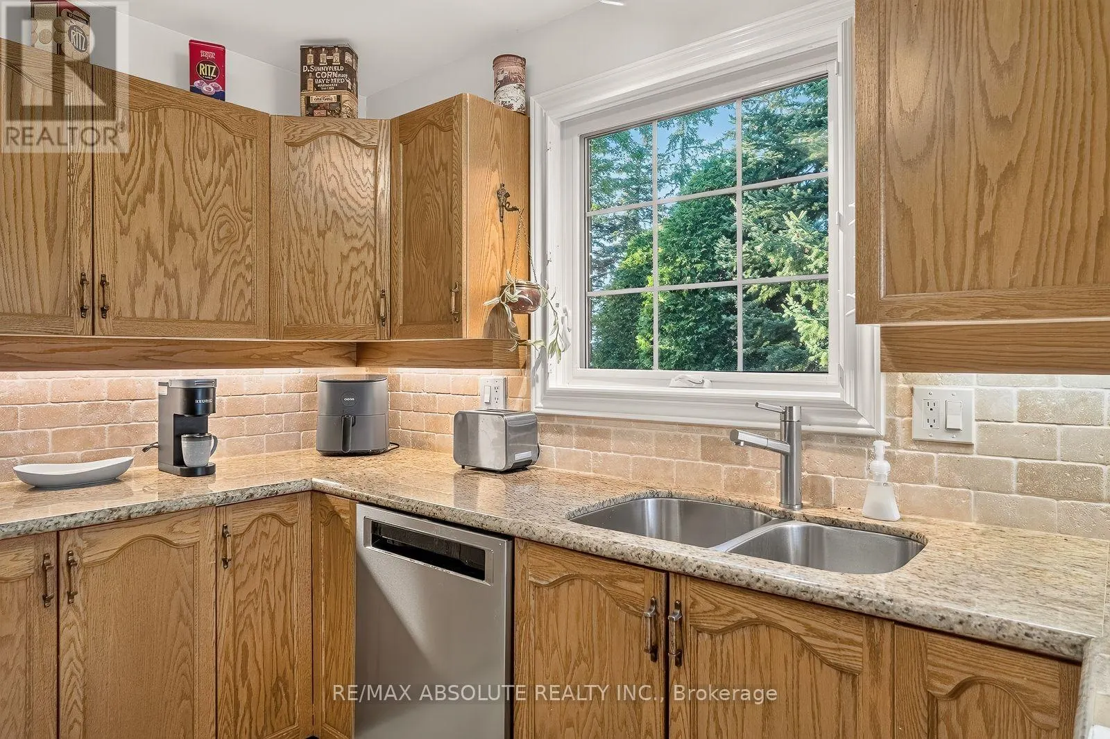 12 OYSTER BAY COURT