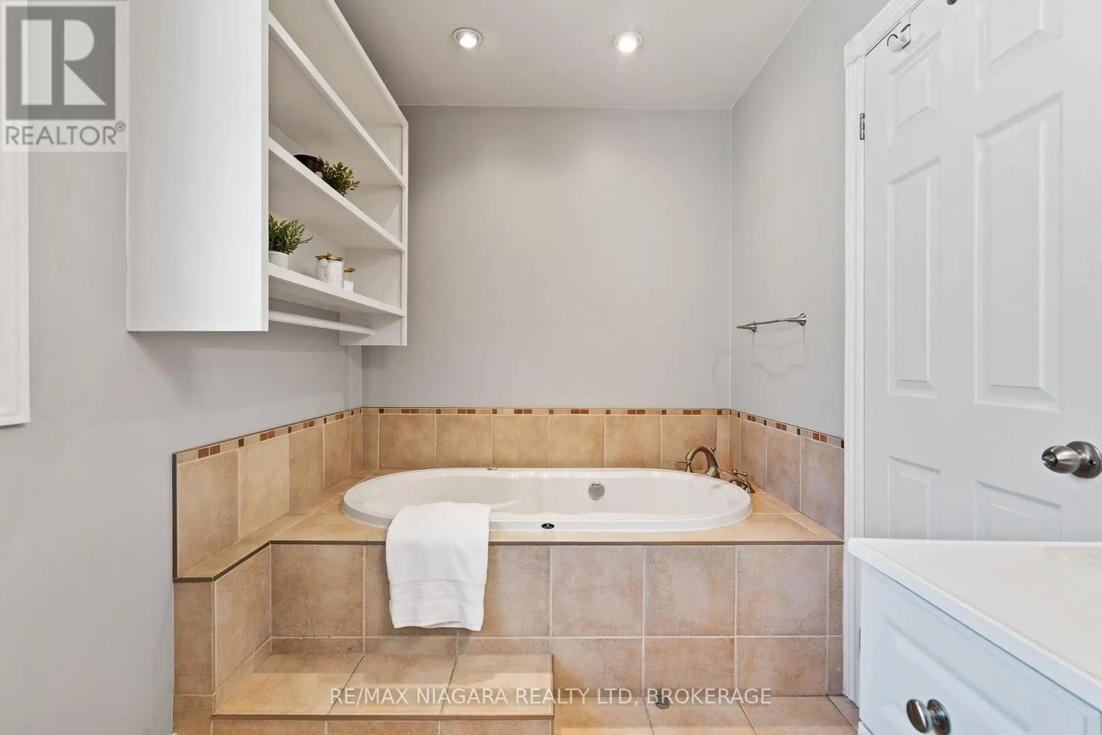 5679 HIGHLAND AVENUE