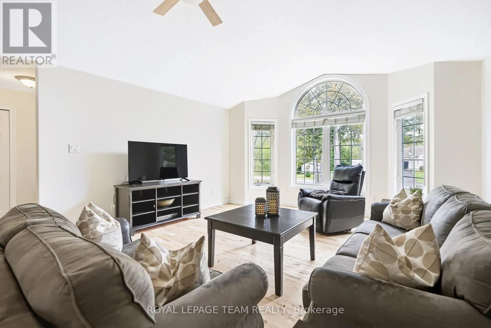 44 MEADOWGLEN CIRCLE