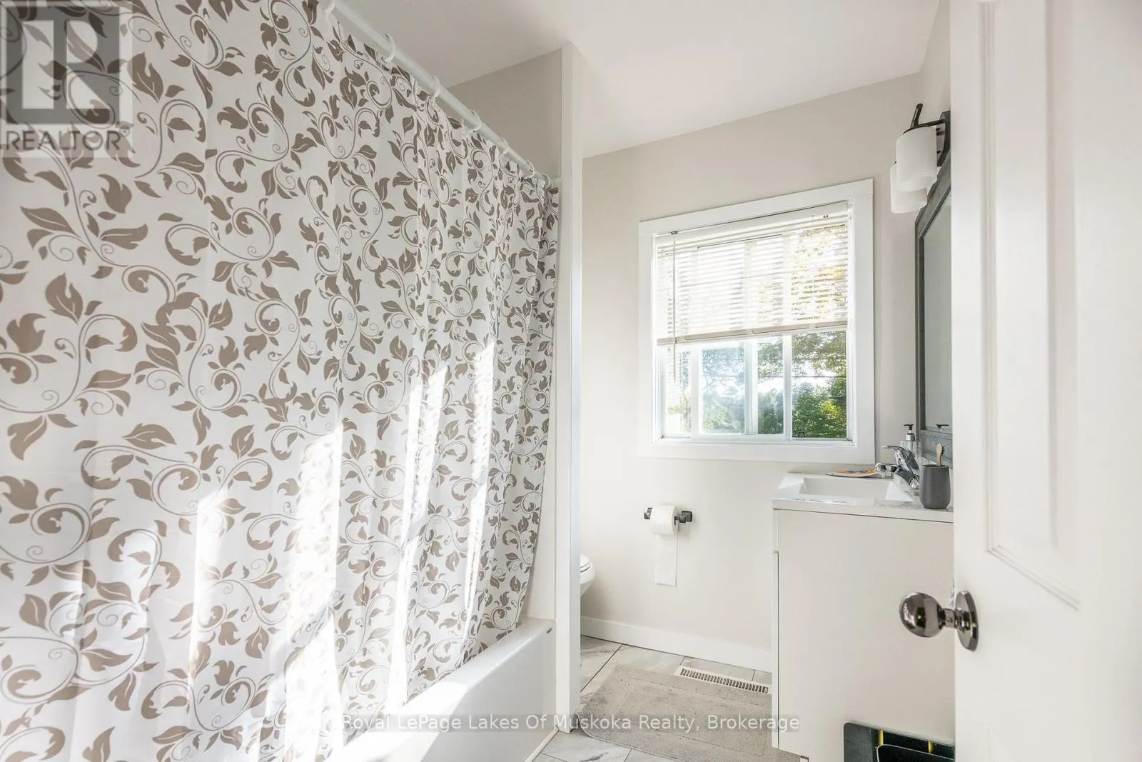 UPPER - 462 MUSKOKA 3 ROAD N #Upper