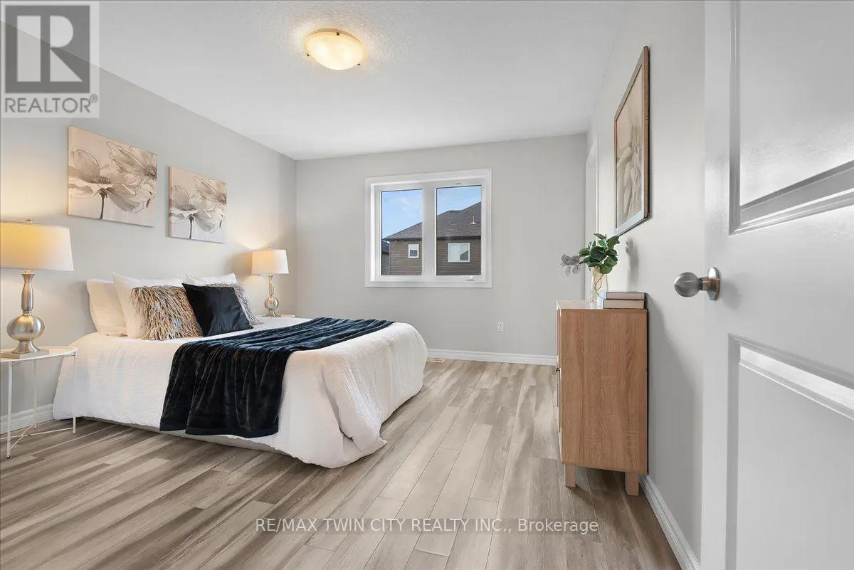 109 LINKS CRESCENT N