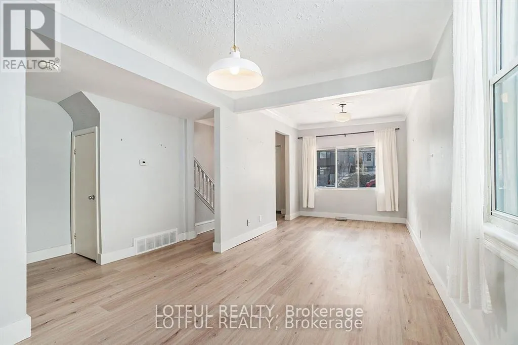 11 CHAMPAGNE AVENUE S