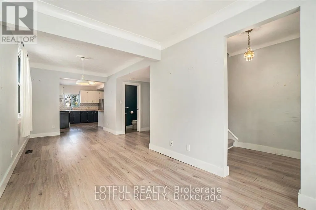 11 CHAMPAGNE AVENUE S
