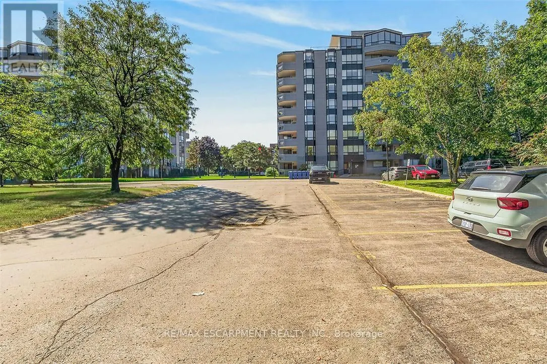 202 - 6 VILLAGE GREEN BOULEVARD