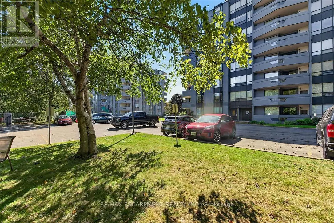 202 - 6 VILLAGE GREEN BOULEVARD