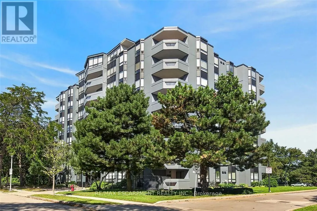 202 - 6 VILLAGE GREEN BOULEVARD