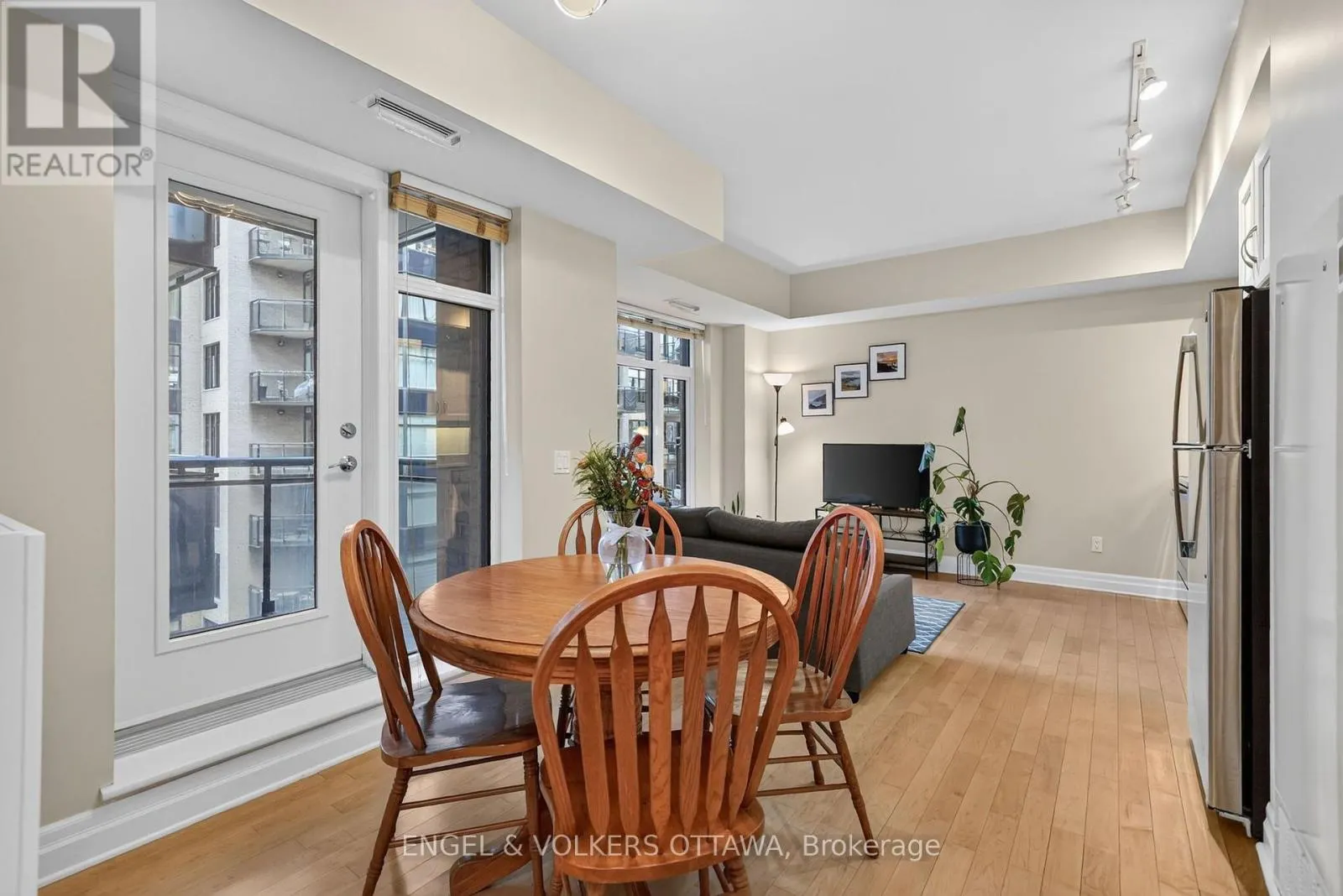 706 - 245 KENT STREET