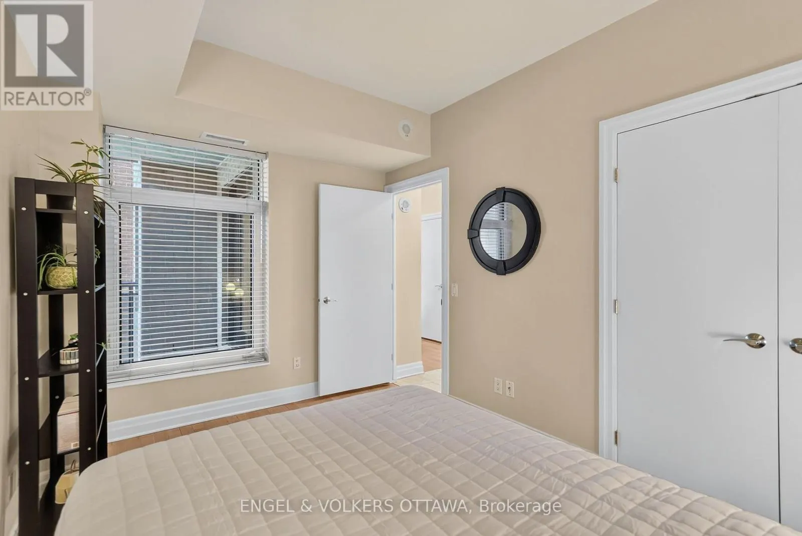 706 - 245 KENT STREET