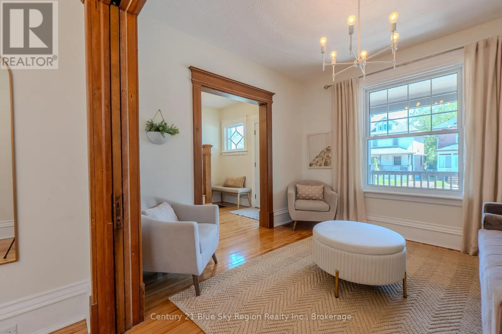 897 MAIN STREET W