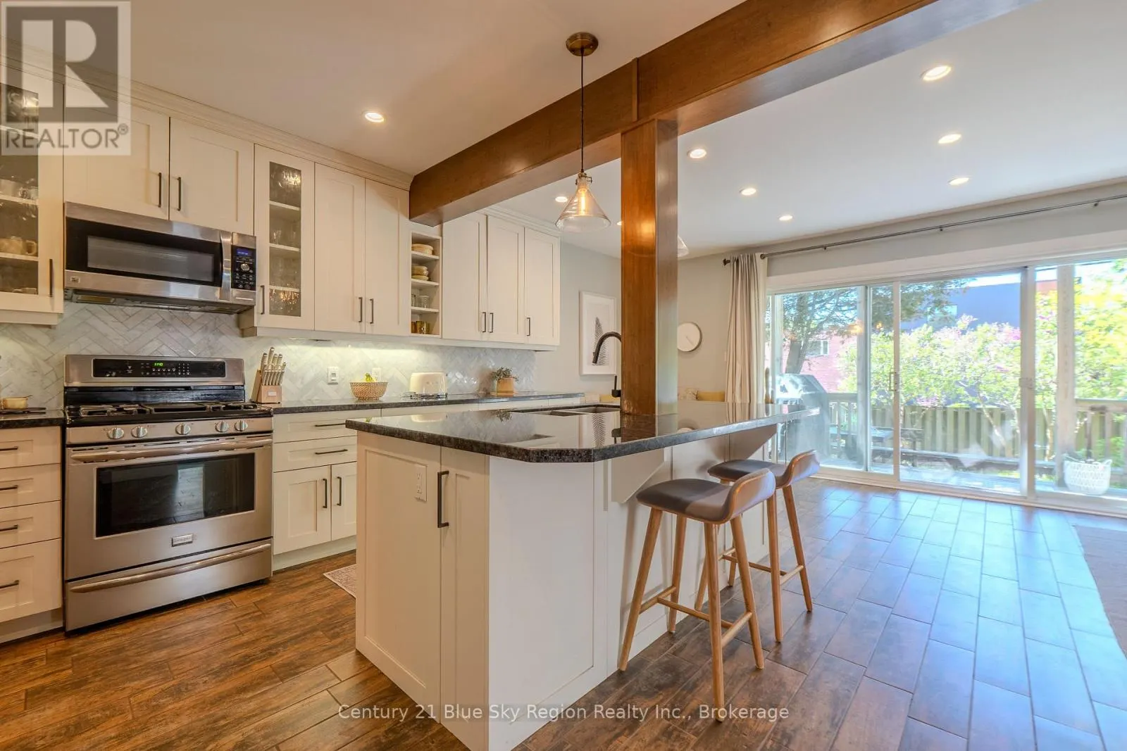 897 MAIN STREET W