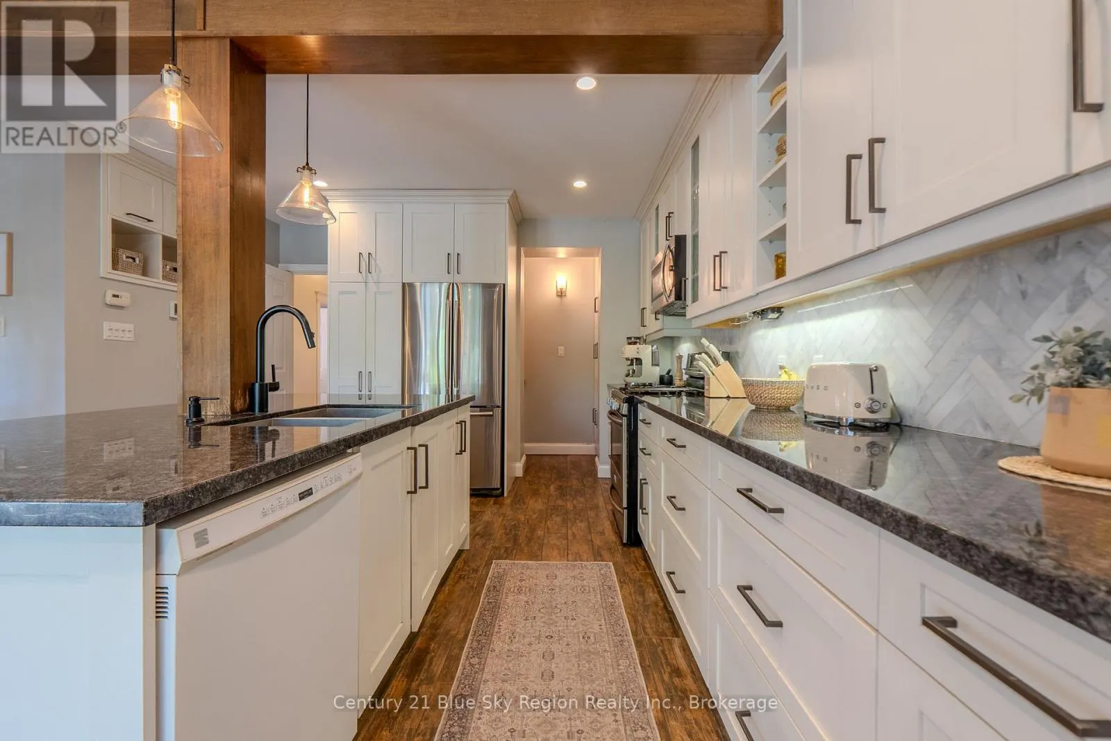 897 MAIN STREET W