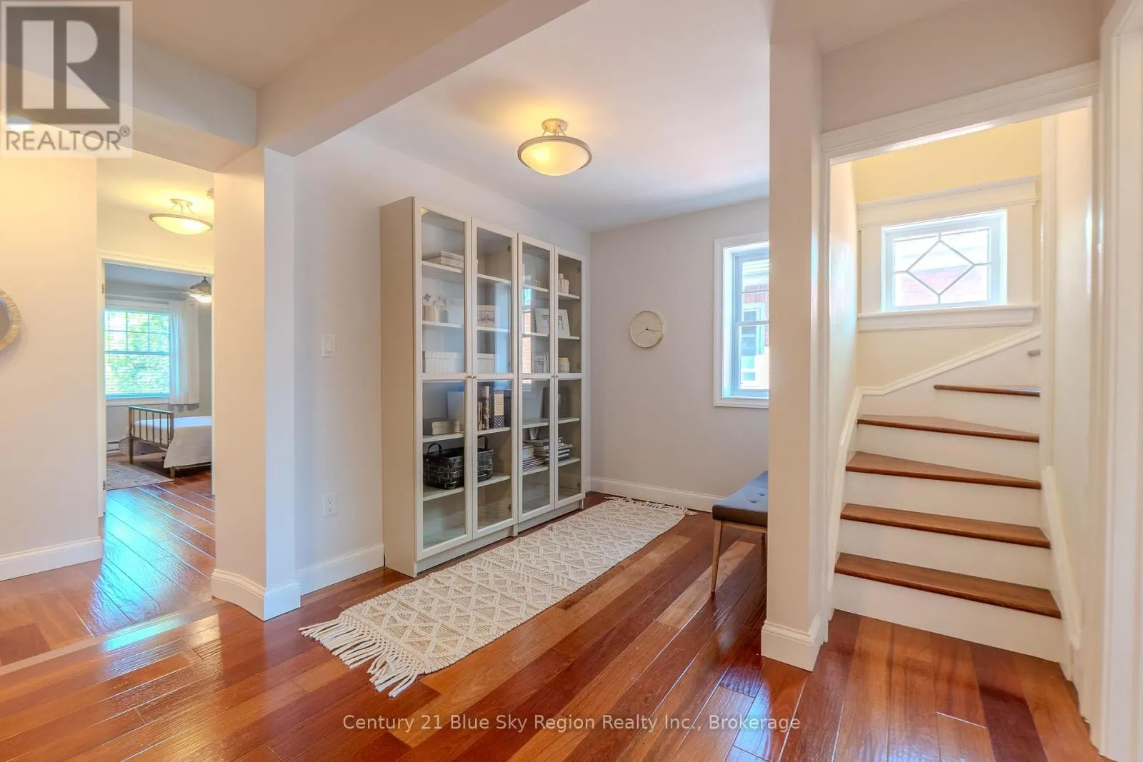 897 MAIN STREET W