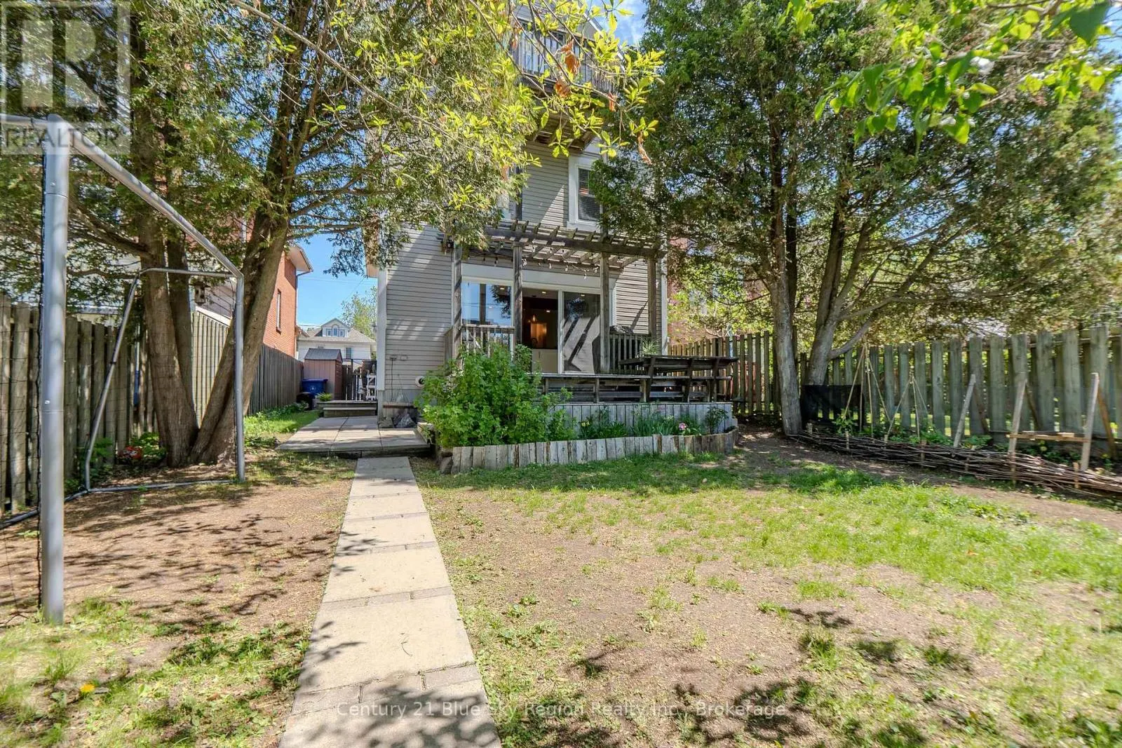 897 MAIN STREET W
