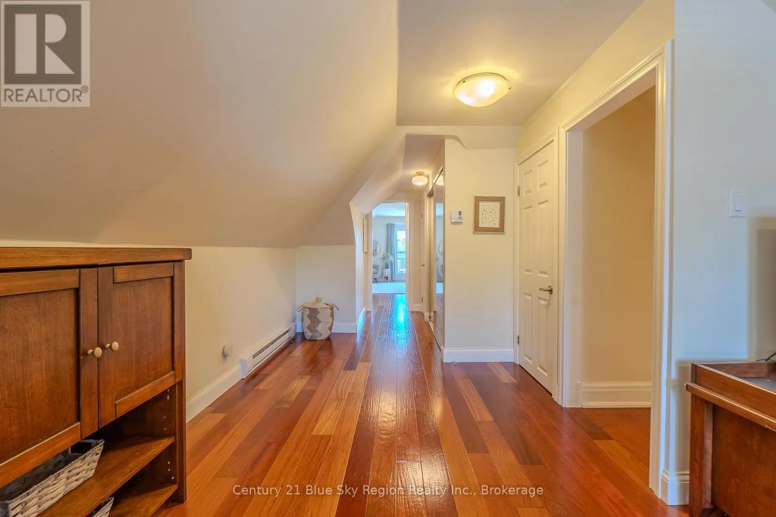 897 MAIN STREET W