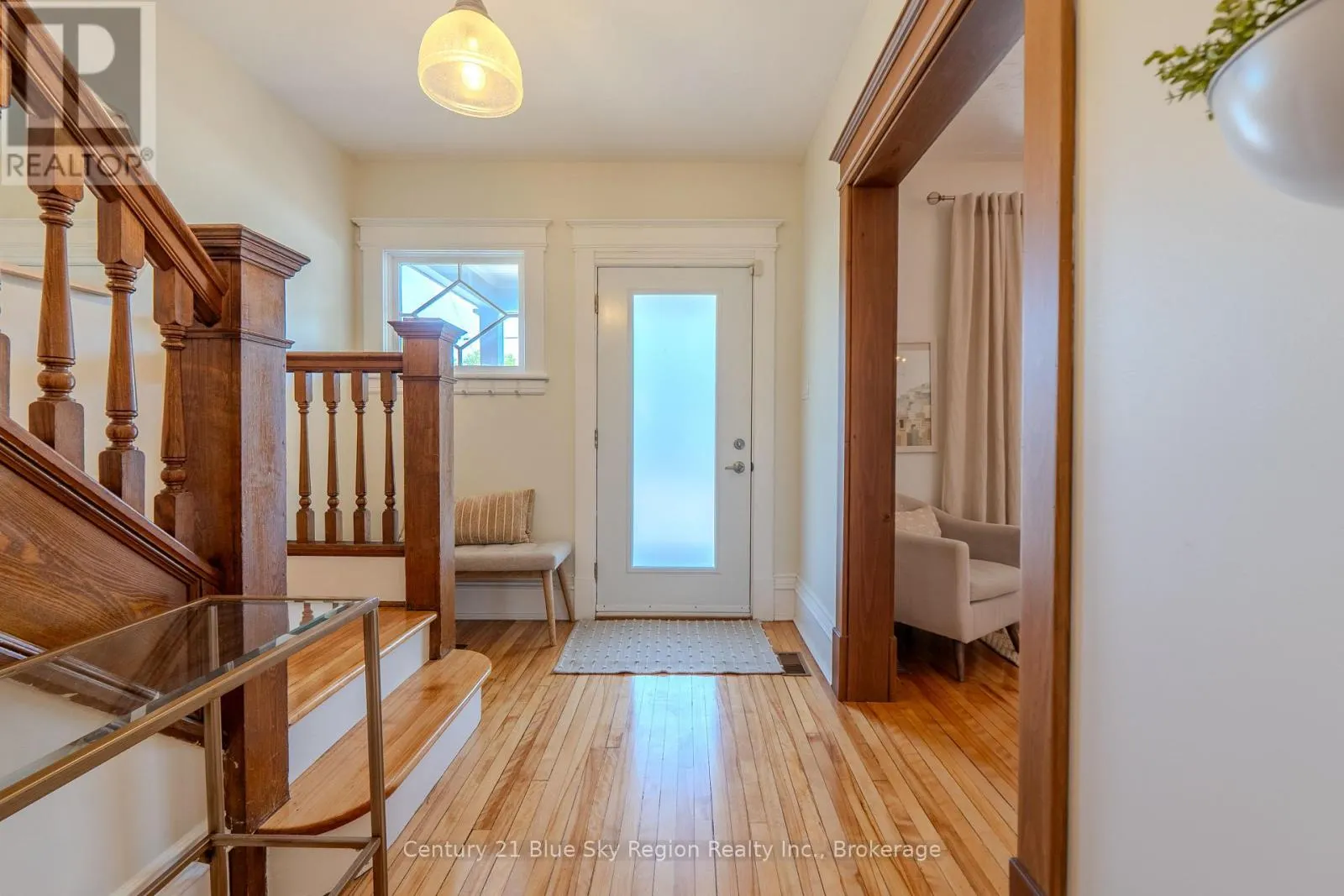 897 MAIN STREET W