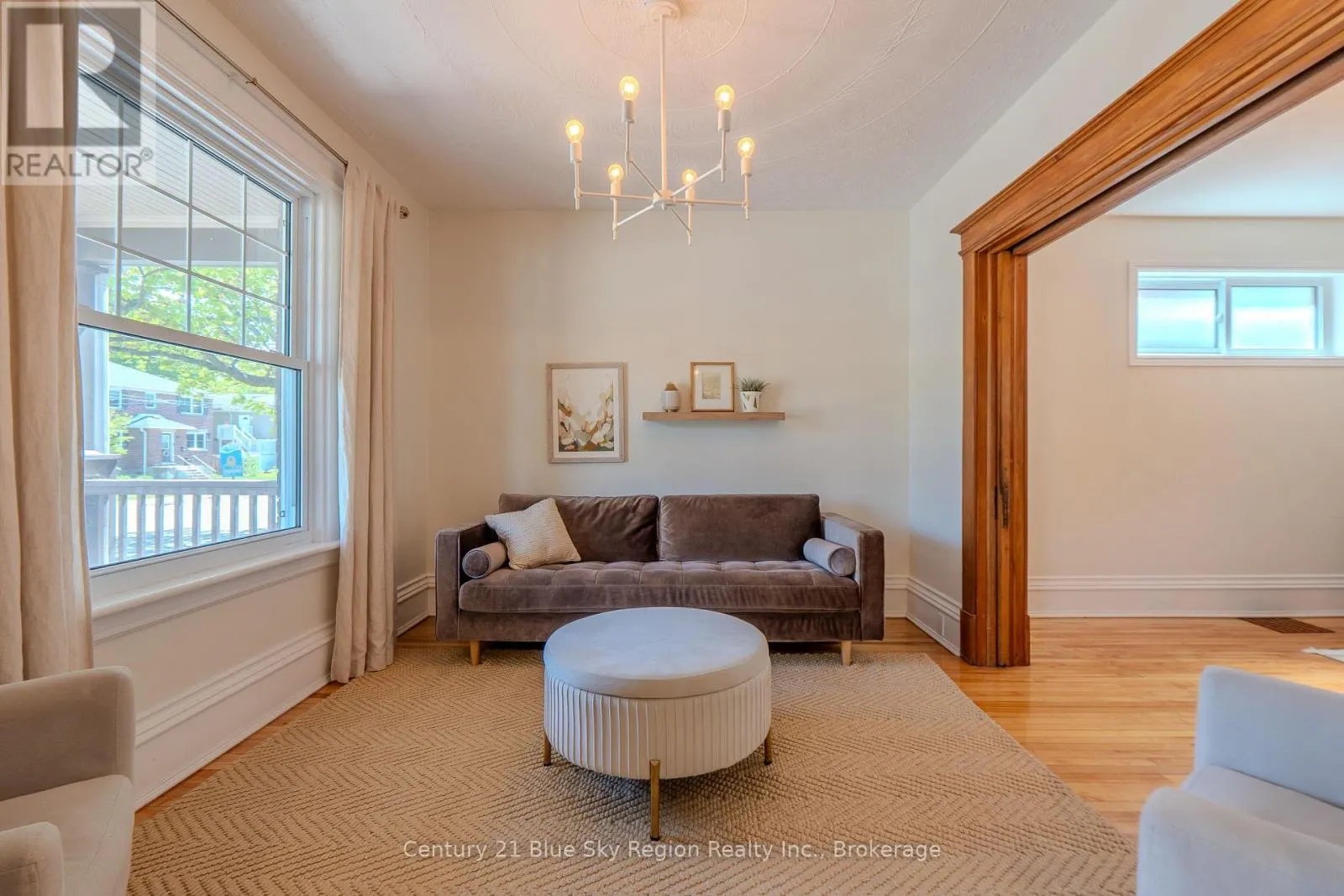 897 MAIN STREET W