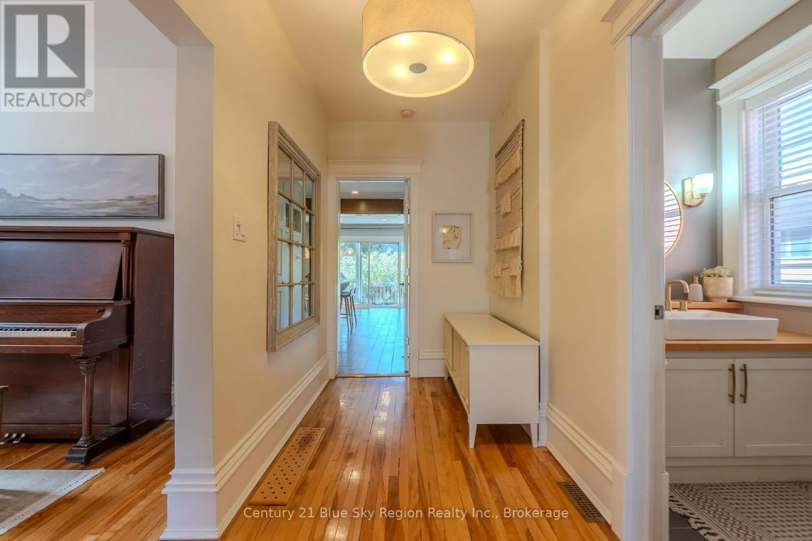 897 MAIN STREET W