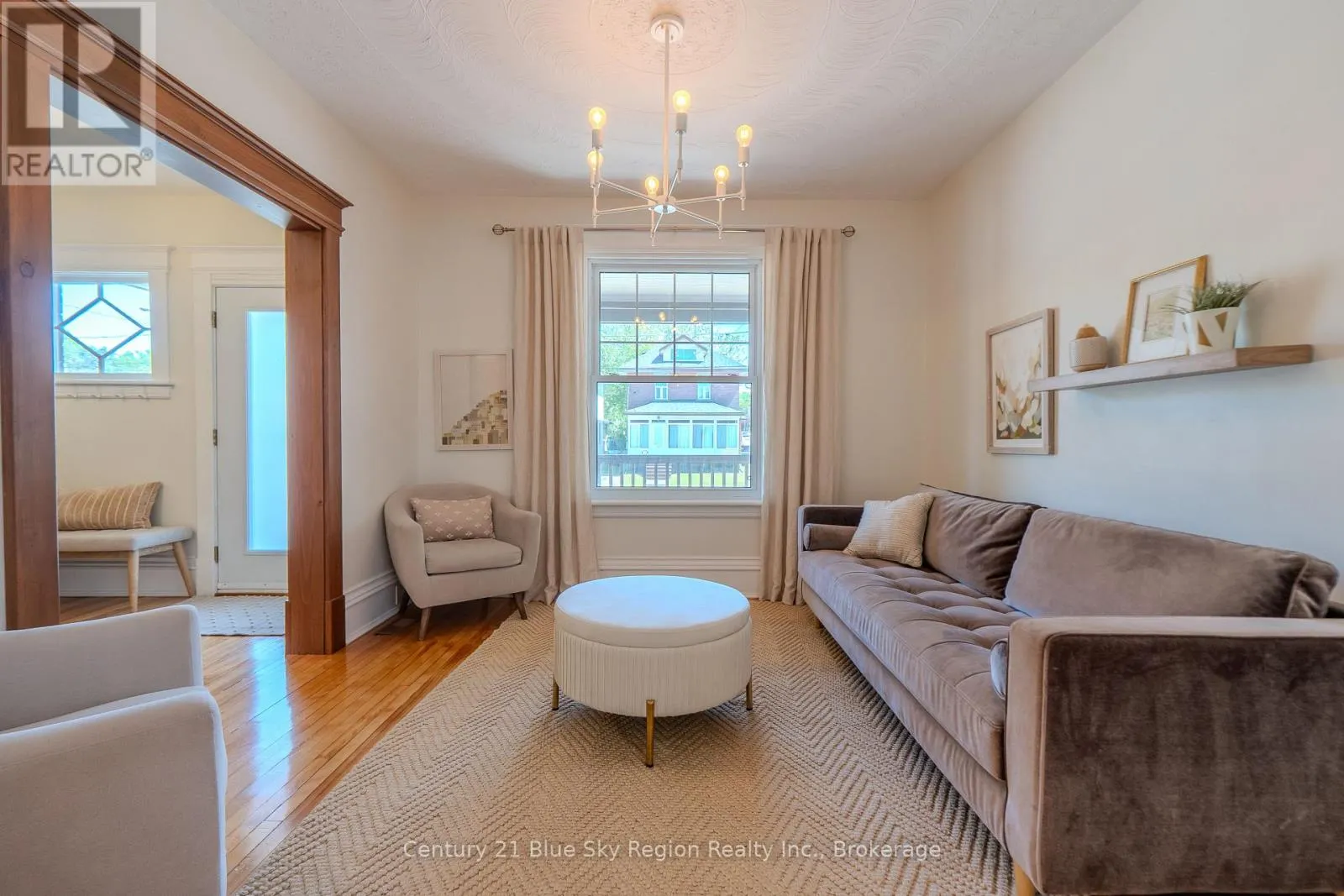 897 MAIN STREET W