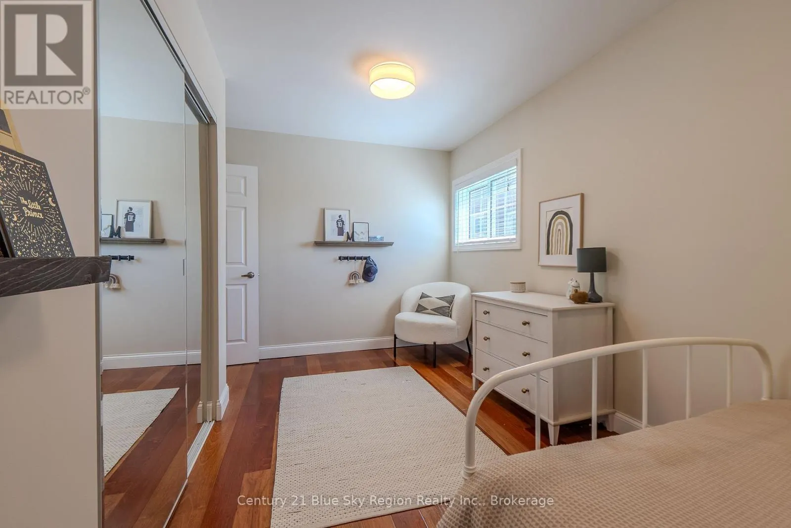 897 MAIN STREET W