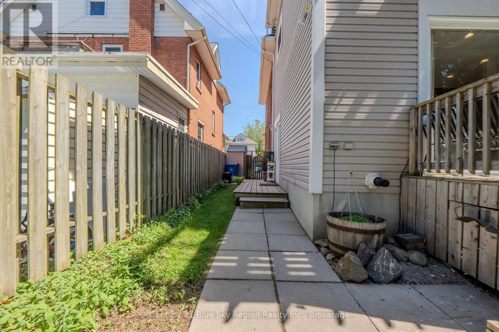 897 MAIN STREET W