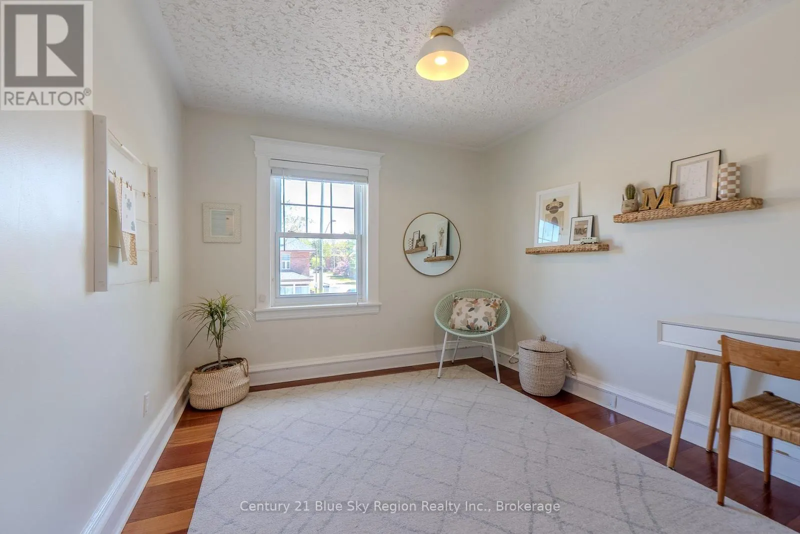 897 MAIN STREET W