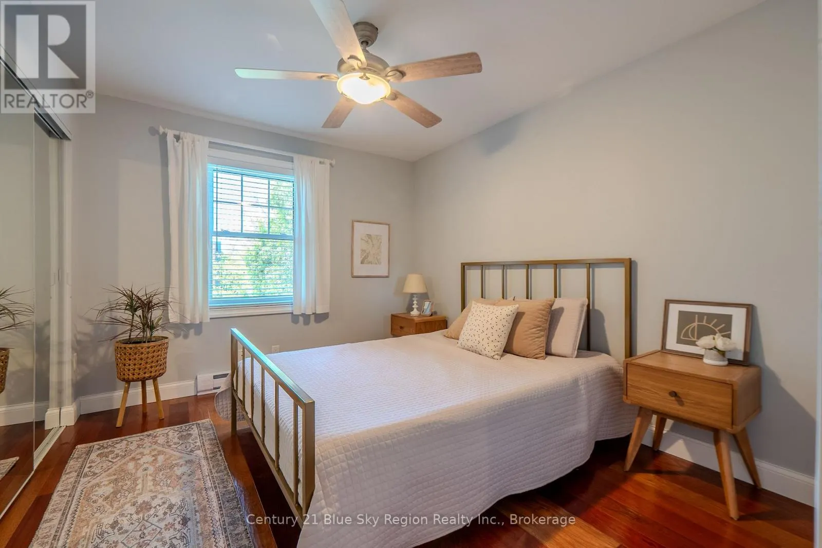 897 MAIN STREET W