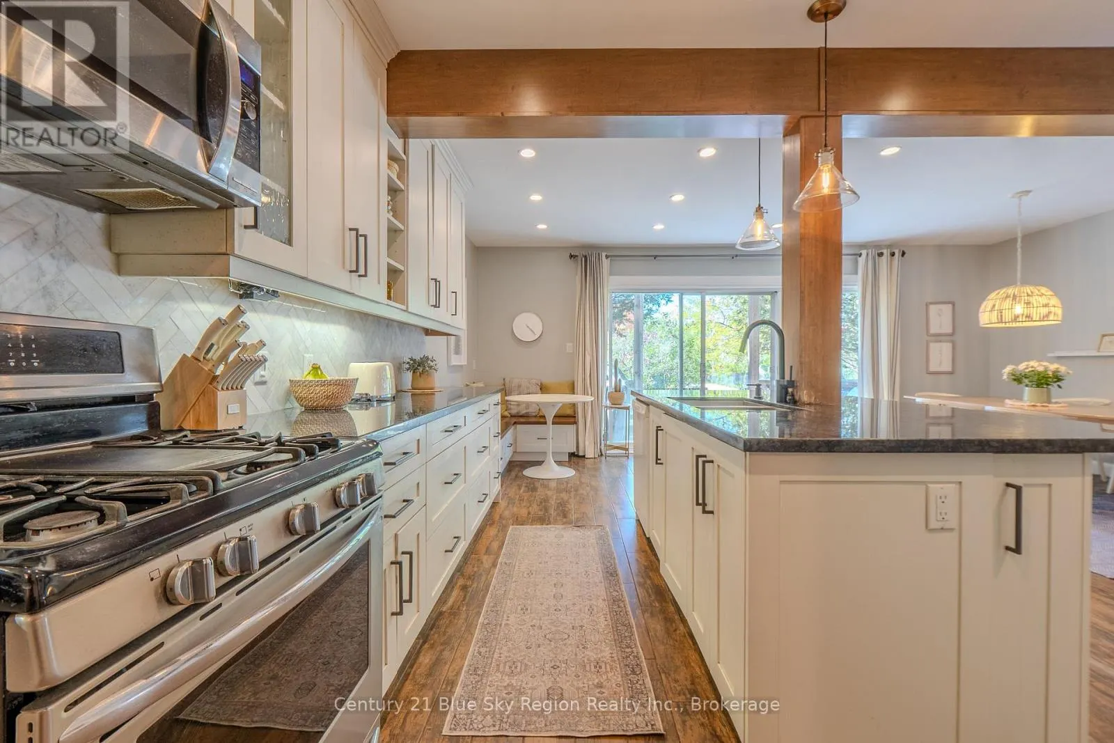 897 MAIN STREET W
