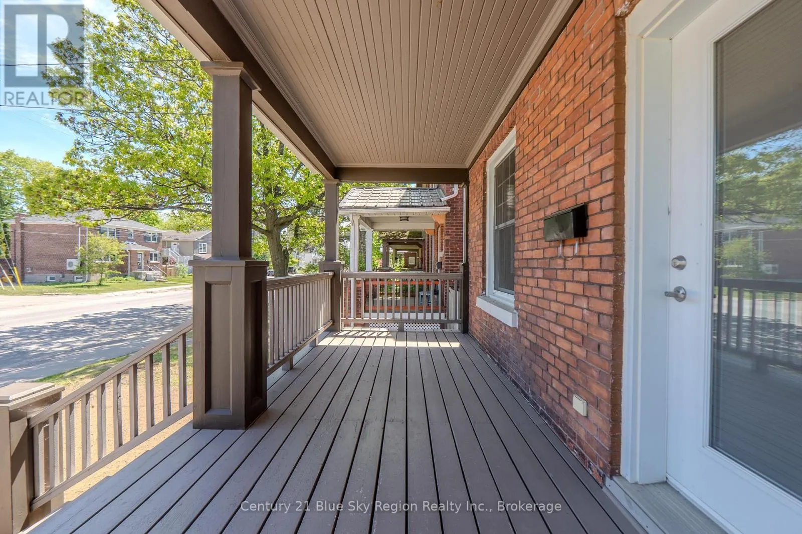 897 MAIN STREET W