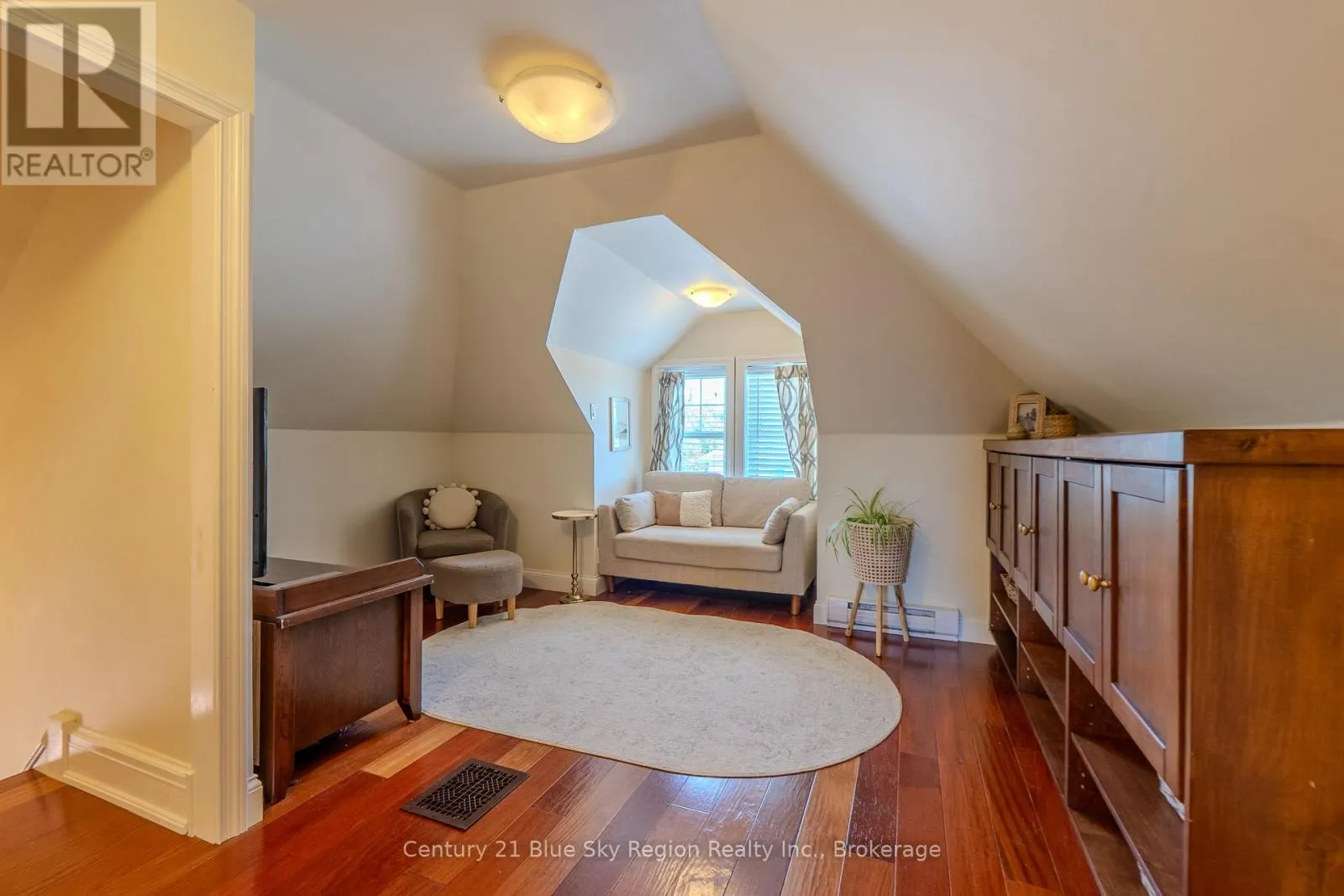 897 MAIN STREET W
