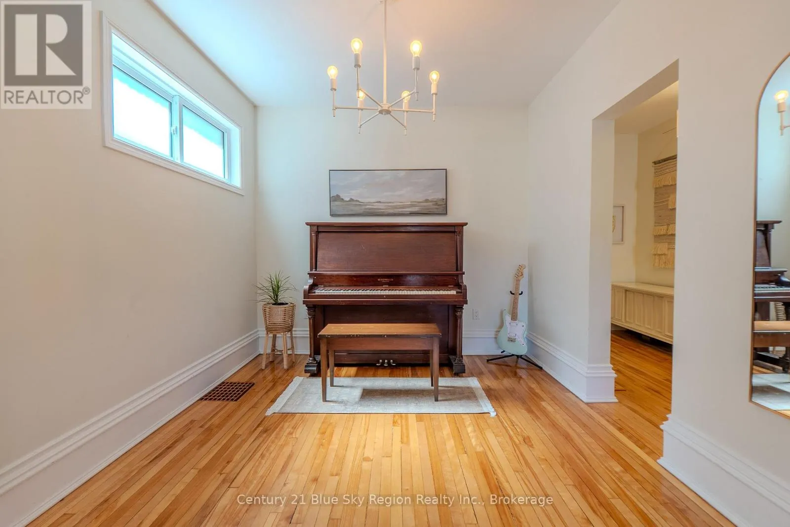897 MAIN STREET W