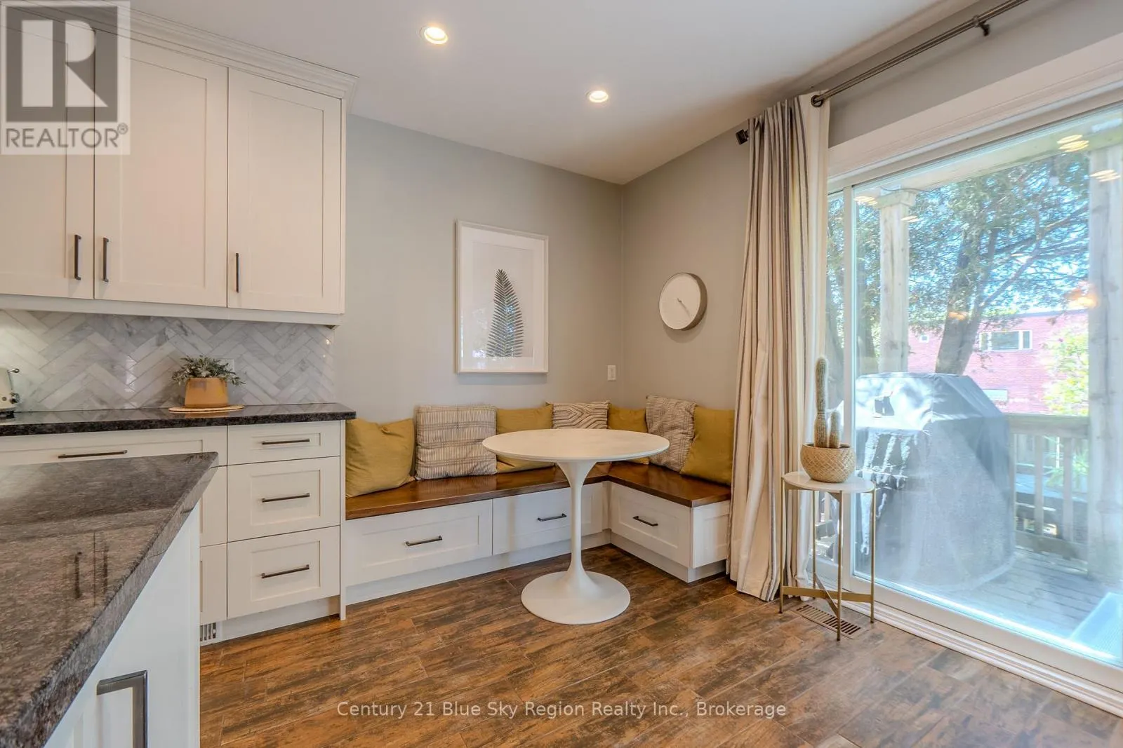 897 MAIN STREET W