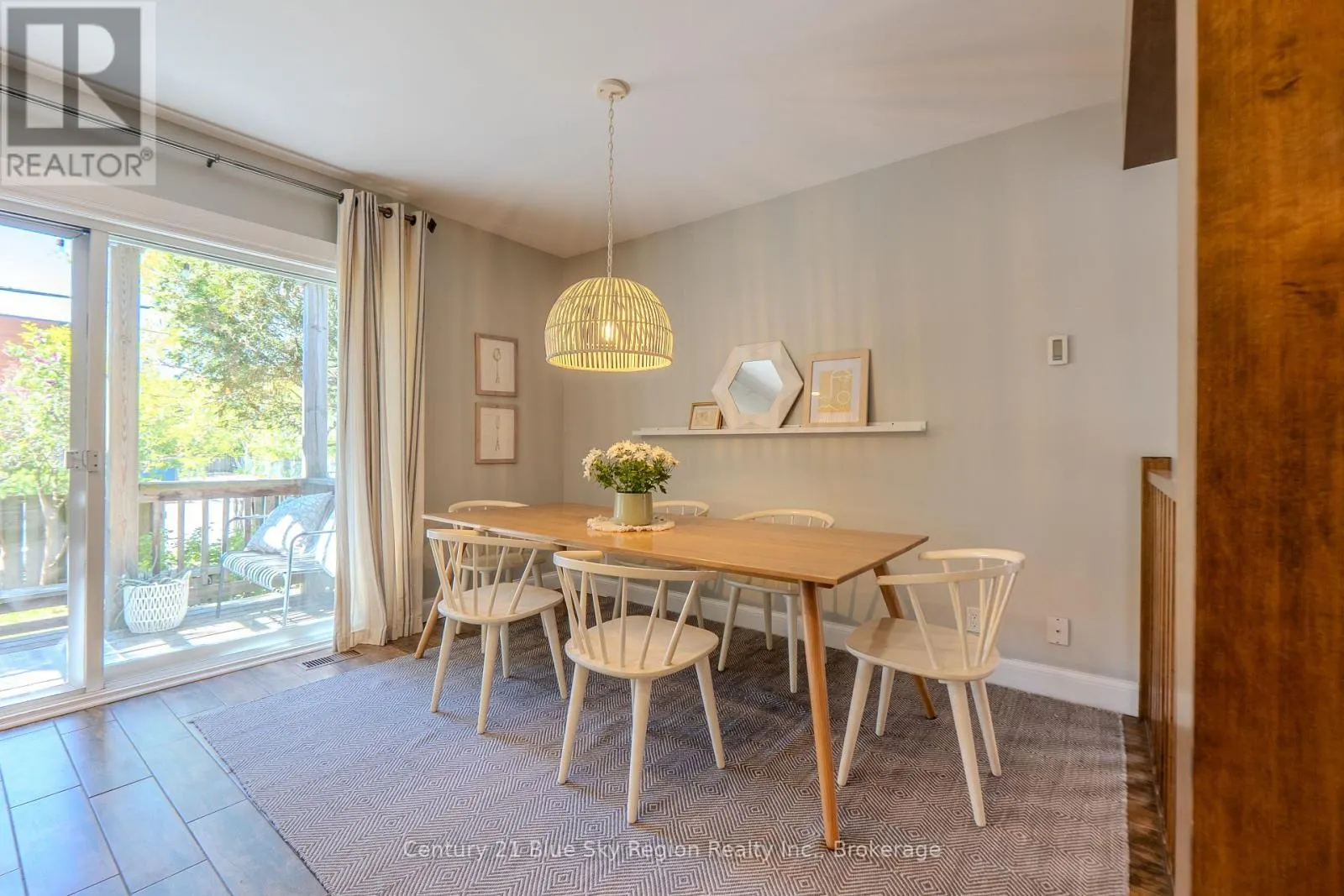 897 MAIN STREET W