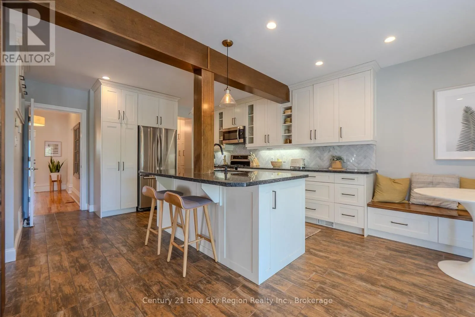 897 MAIN STREET W