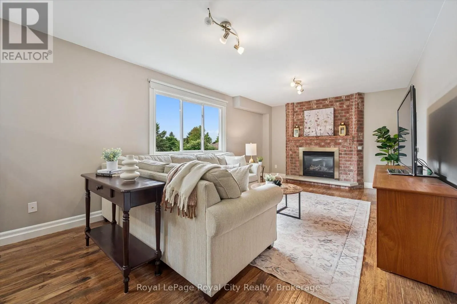32 THORNHILL DRIVE