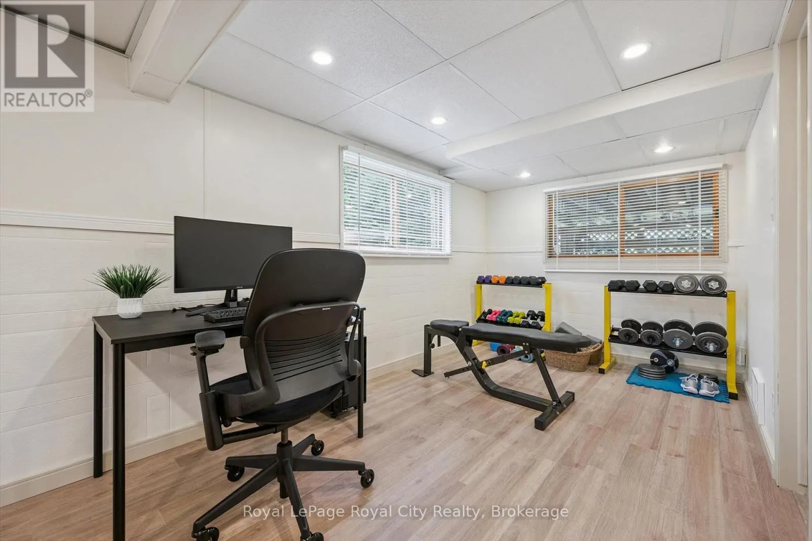 32 THORNHILL DRIVE