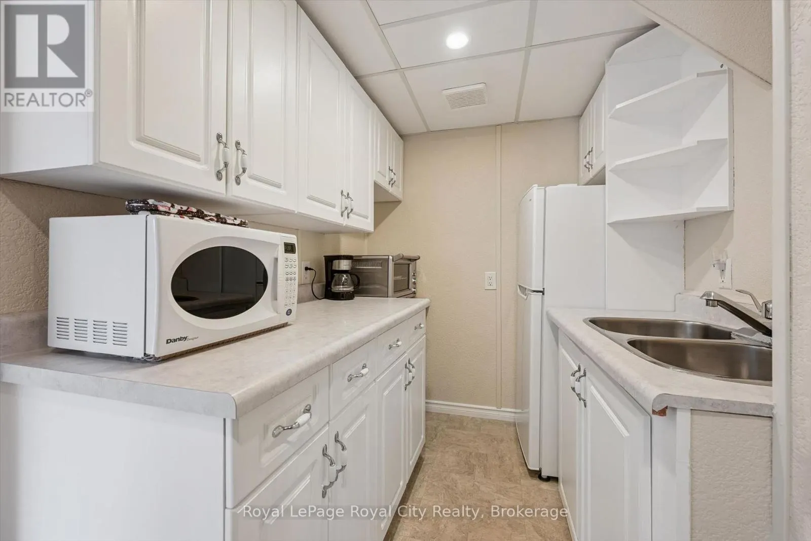 32 THORNHILL DRIVE