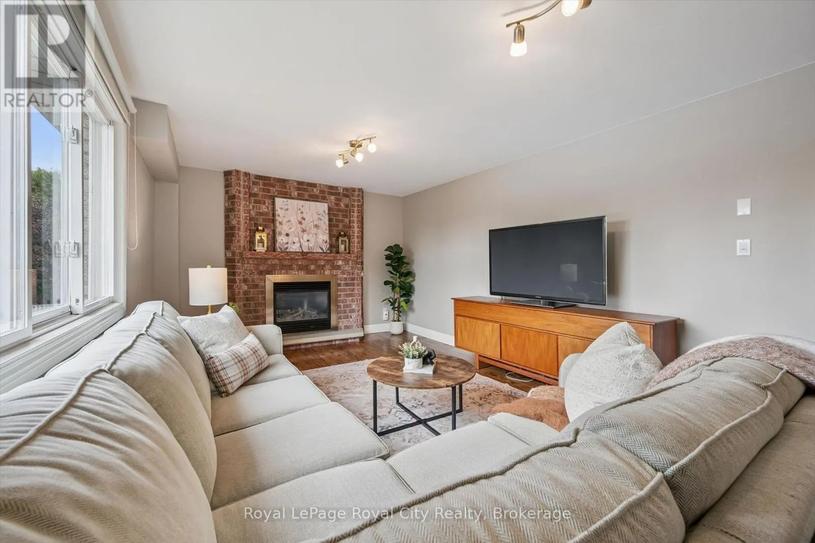 32 THORNHILL DRIVE