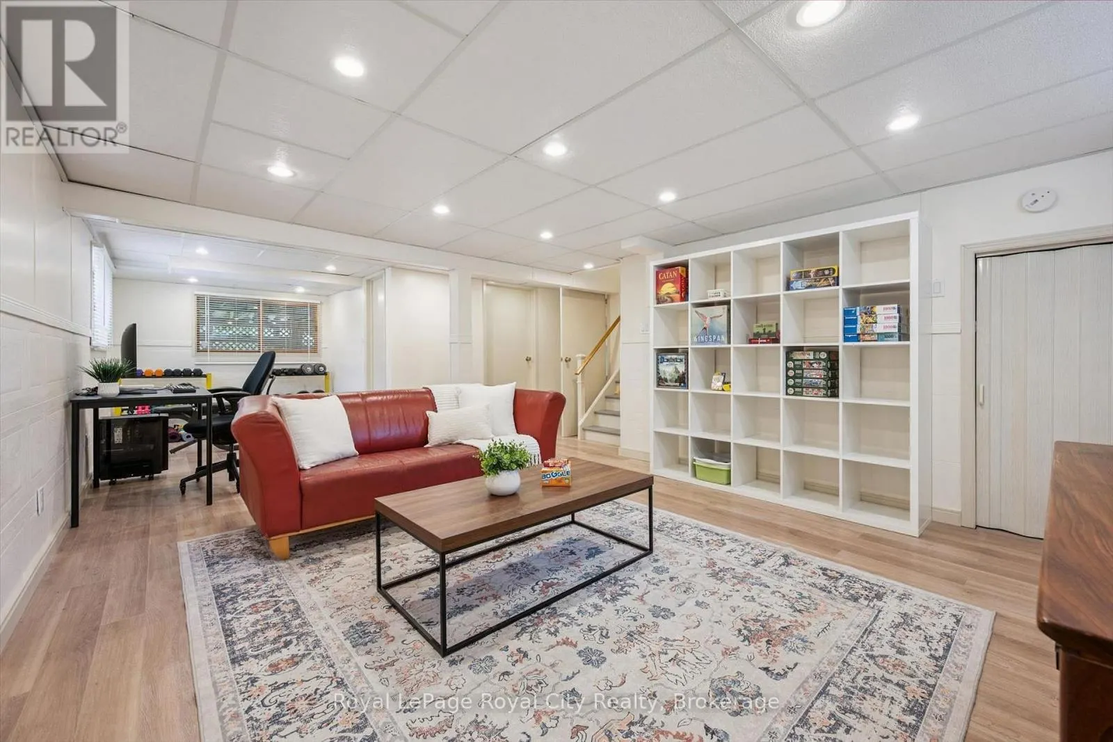 32 THORNHILL DRIVE