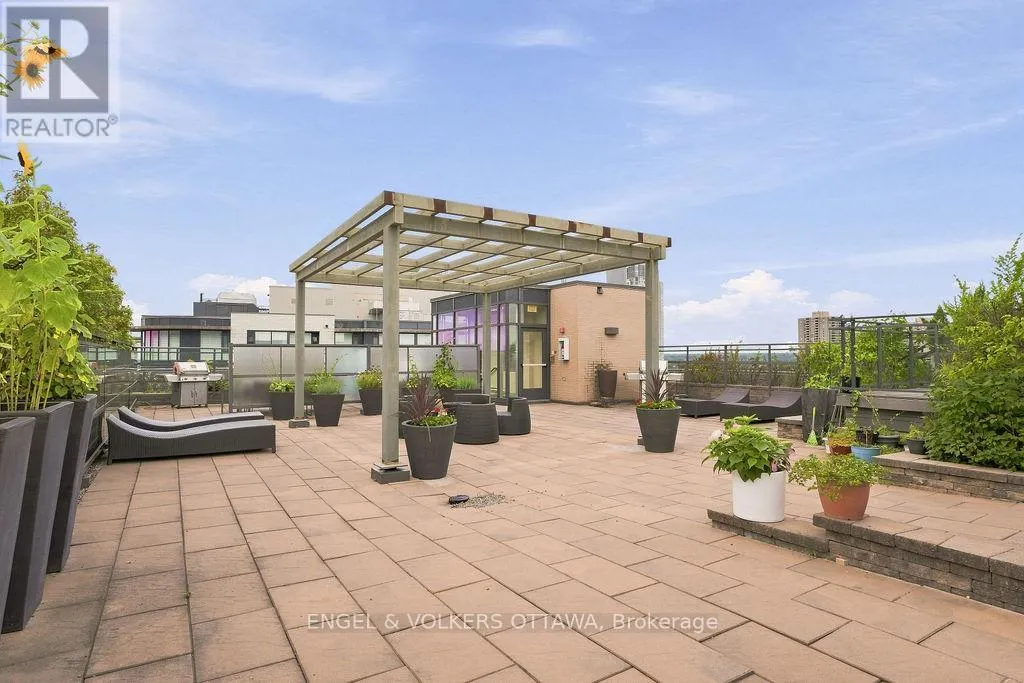 418 - 101 RICHMOND ROAD