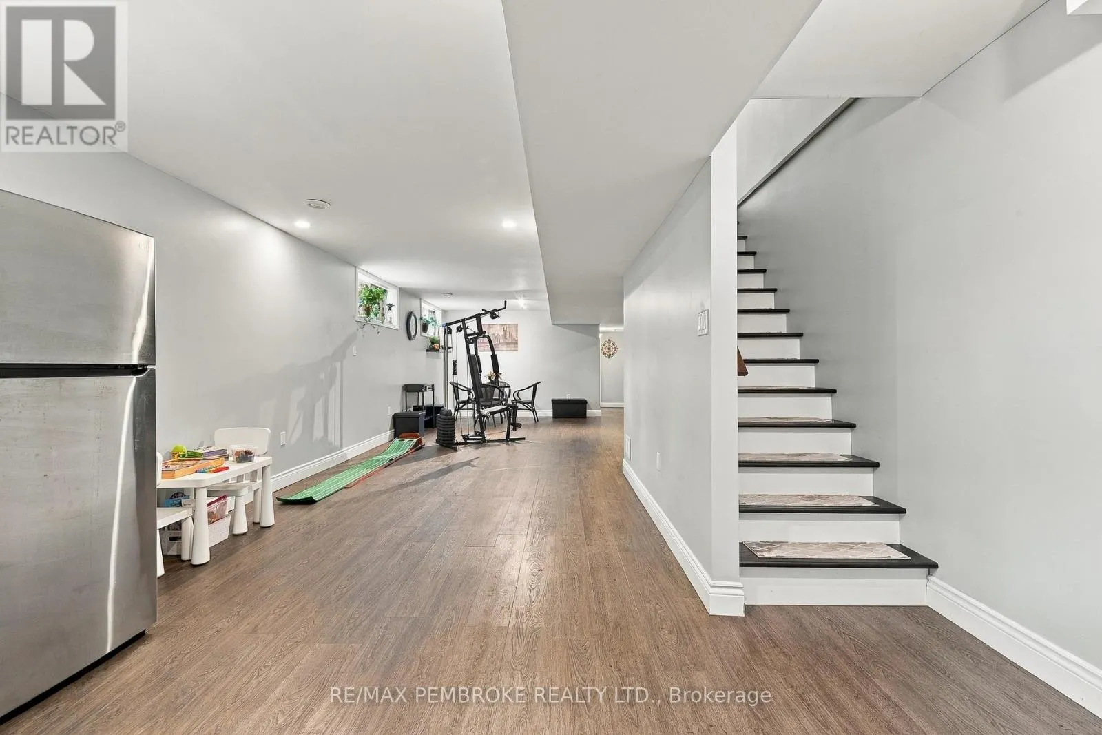 221 ORIOLE CRESCENT