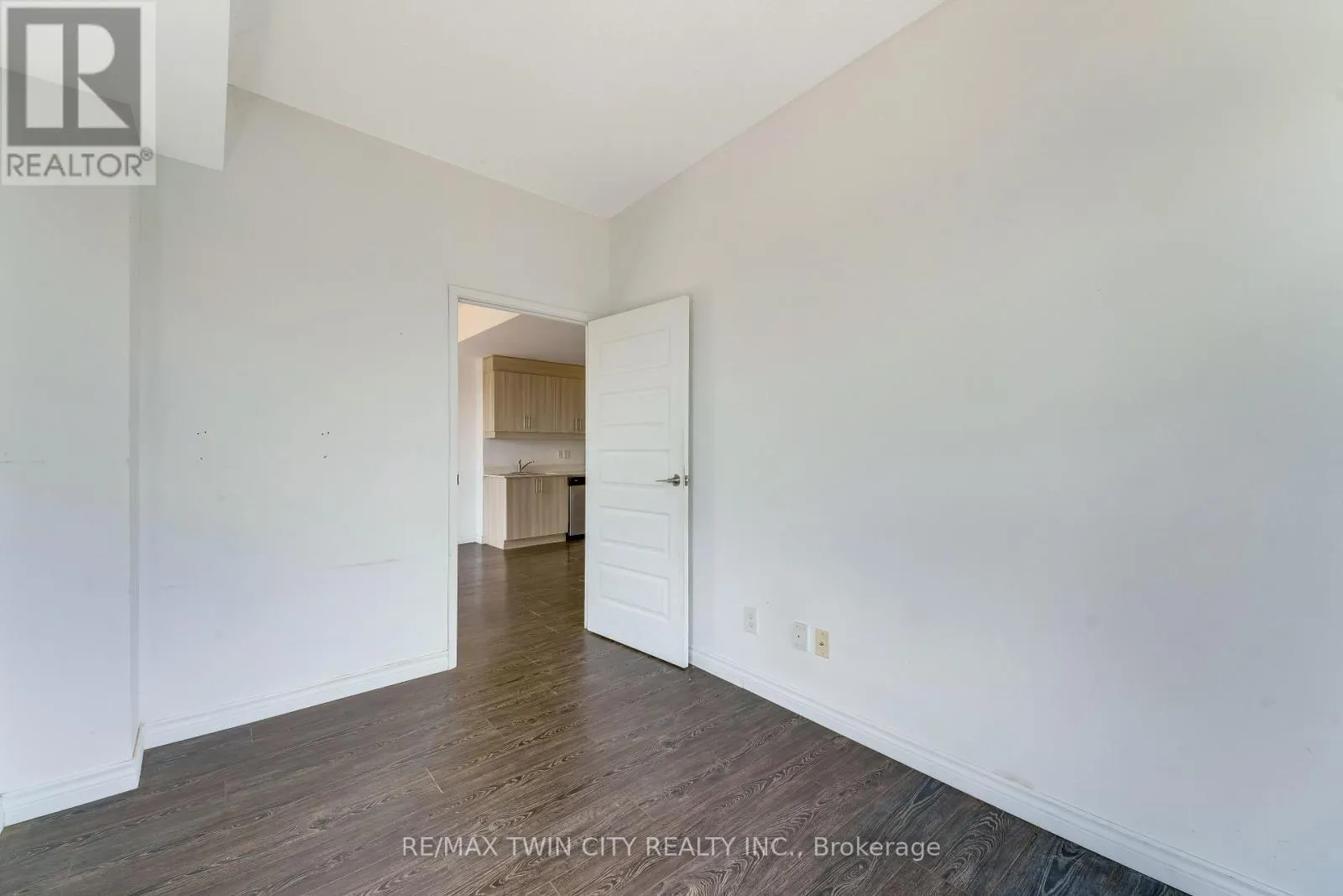 802 - 158 KING STREET N
