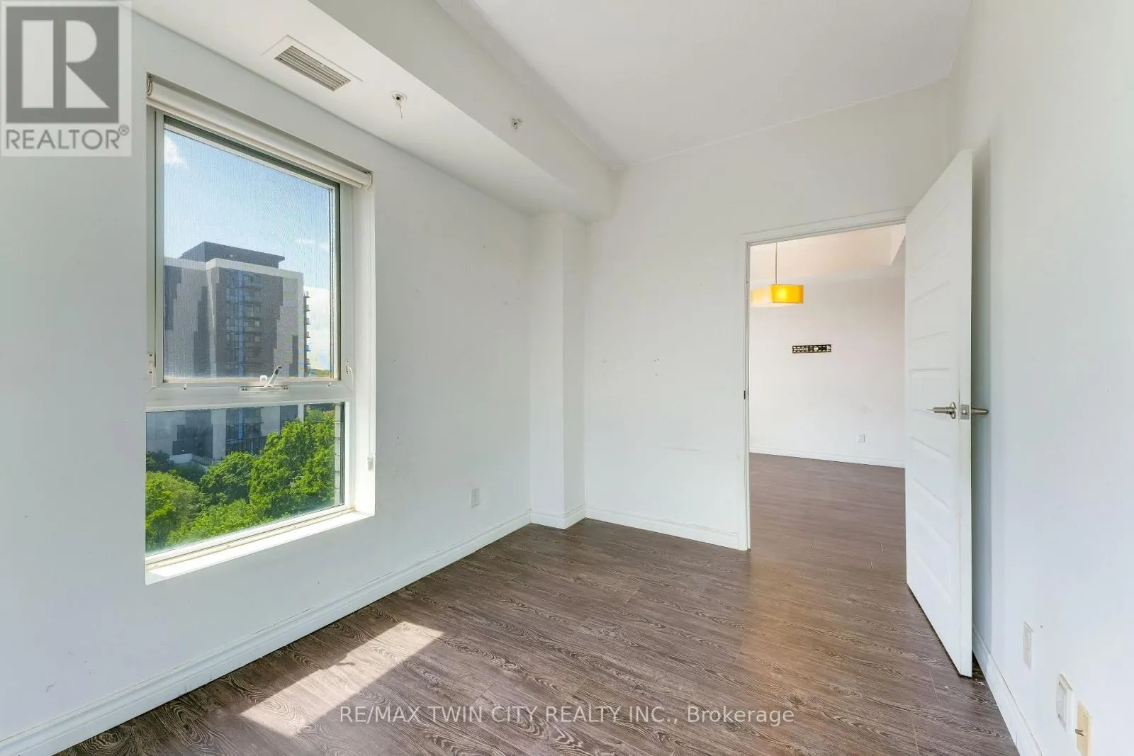 802 - 158 KING STREET N